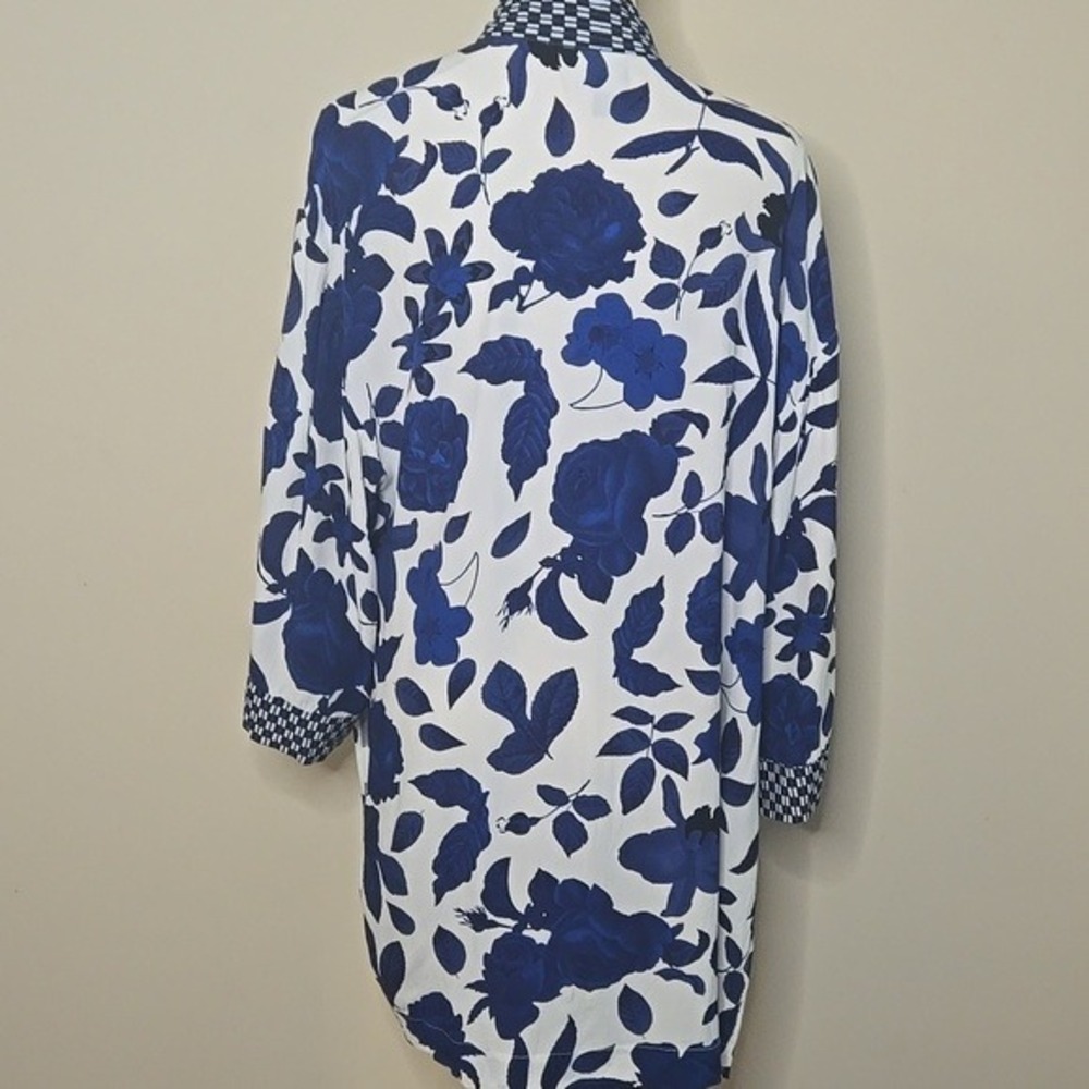 Cabi Floral Blue & White Lightweight Shrug – M/L, Open‎ Front Layer - Picture 5 of 7